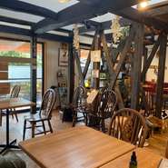 ゆっくりとした時間の流れを感じる店内にあるアンティークの椅子・照明もオーナーこだわりのポイント。沖縄・スタジオオーパーツ制作の「ドアノブカップ」、熊本・玄窯の「リボンカップ」など、器もオリジナルです。