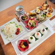 毎日入荷する食材でマダムが手掛ける連歌屋開運ランチ。地元九州各地で大切に育てられた食材を存分に引き出し、色とりどりの小鉢、サラダ、おにぎりなど、和を中心としたお品、優しい味わいでほっこり楽しんで下さい