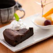 エクアドル産チョコをふんだんに使用し、甘みを抑えた濃厚な大人のチョコレートケーキ！