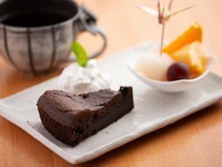 エクアドル産チョコをふんだんに使用し、甘みを抑えた濃厚な大人のチョコレートケーキ!