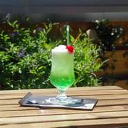 昔懐かしいメロンクリームソーダ、通年提供！
