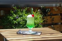 昔懐かしいメロンクリームソーダ、通年提供！
