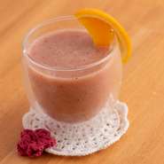 生のフルーツ【マンゴー、ブルーベリー、ストロベリー、パイン】をシェイクしたフローズンタイプミックスジュースです！