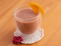 生のフルーツ【マンゴー、ブルーベリー、ストロベリー、パイン】をシェイクしたフローズンタイプミックスジュースです！