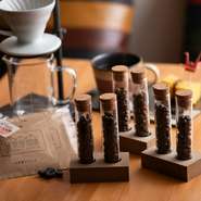 焙煎人直々に指導を受けながら、珈琲豆本来の旨みを出せるよう、それぞれの豆に合った抽出メソッドを研究。珈琲を楽しく堪能できる美味しさ、そして数多くの人たちにその味を伝えられる事を目標につくられています。