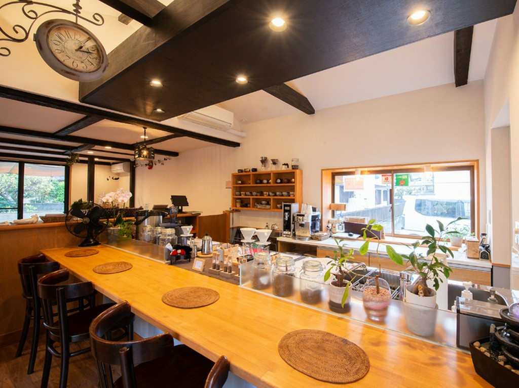 至高の一杯を楽しみつつ、食事もゆっくりと味わえる場所