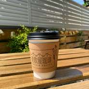 駐車場側のTAKEOUT窓口からと、店内にてご注文承ります。