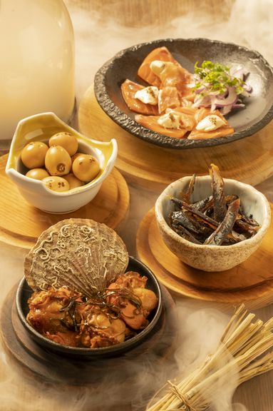 ガラスの蓋を開けると薫香が広がる「わら焼きドーム」