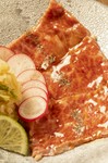 真空低温調理をした肉刺しが大人気です。特製のタレと薬味で。
