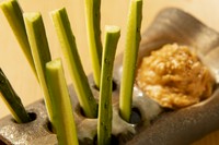 琉球味噌とは、豚バラ肉を泡盛で極限まで柔らかく煮込み、特製味噌と練り合わせたもろきゅう専用の味噌です。