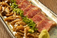オーダーが入ってから焼き上げ、オーブンで低温ローストする地雷也で人気のメニュー。
部位は三角バラを使い、脂とあっさりした肉の旨みを感じられる一品です。