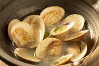 旨みたっぷりの蛤をシンプルに味付け。
調味料は酒、胡椒、しお、バターの4つのみ。

シンプルながら深い味わいを楽しめ、身体も温まる嬉しい一品。