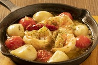海老・トマト、そしてにんにくをアヒージョにしました。

定番のメニューですが、より味付けにはこだわり厳選したオイル、加熱方法を見出した自信のある一品です。