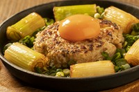 シンプルでみんなが大好きな鴨のハンバーグ。

鴨の相棒といえば、ネギと卵黄。
食べなくても美味しいとわかってしまう、究極の組み合わせ。

スキレットの上で提供します。