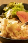 大ぶりな殻付き海老を丁寧に下処理し、さっと唐揚げにしたのち自家製のソースに絡ませた一品。

バルサミコソースとの相性抜群。
お子様にも人気です。