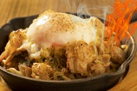 ホルモンの独特の食感をさっと炒めた野菜と味わえるプルコギ。
たっぷりんチーズと濃厚さを加速させつ温泉卵が究極。

卓上でチーズをゆっくりと炙って提供します。