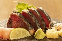 活魚とわら焼き地雷也のNo1商品。
わらの豪快な炎で焼き上げた極厚なカツオを薬味とポン酢で召し上がりください。
まるで魚のシャトーブリアン。