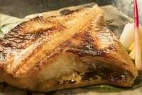 脂の乗ったマトウ鯛をじっくりと自家製のタレに漬け込みました。

遠火の強火でジワジワと焼き上げた最高にお酒が進む焼き魚です。