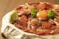 A5ランク・青森県のブランド牛『倉石牛』の肩ロースをさっと炙りました。

いくらと卵黄、そしてわさびとポン酢で召し上がりください。