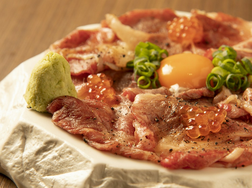 倉石牛の炙り刺し　いくらのせ