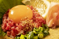 実は青森は馬肉が有名。

肩ロースを細かく刻みオリジナルの味付けと卵黄で仕上げました。

臭みやクセが全くない非常に美味しい地雷也のロングセラー。