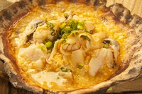 青森県のご当地メニューで一番知名度の高い貝焼き味噌。
地雷也では漁師がその日に採れたホタテを直送してもらっています。

県内・県外もお客様全てに喜ばれる非常に人気のメニューです。