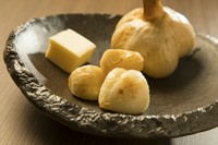 全く臭みが無く、粒1つ1つが非常に均等で食べやすい県産のニンニクの丸揚げ。
じっくりと揚げて、バターと味噌で食べるのがベター。