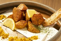 乱切りにした長芋を素揚げにし、オリジナルカレースパイスを振りかけて味付けした、名脇役。

