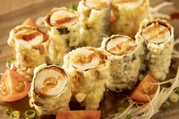 ちくわの穴に納豆を射込み、カリカリサクサクの天ぷらに。

白髪葱とトマト、そして中濃ソースと一緒に食べるとなんともいえない味わいに。

お子様にも人気のメニューです。