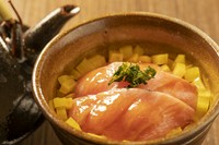 大判薄切りの大トロをご飯の上に乗せました。

お好みで和風だしをかければお茶漬けにもなります。