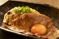 倉石牛の大判スライス＋卵黄が乗ったプロが作るチャーハン。

あらゆる贅沢が詰まった一品。