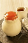 真っ白いプリンに真っ赤な卵黄を乗せた不思議なプリン。

甘さとコクを別々の食材で楽しめる体験型プリン。
