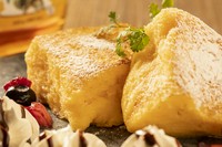 ＊提供に10分ほどお時間をいただきます。

厚くカットした食パンを自家製のミルクソースに漬け込みじっくりとオーブンで焼き上げました。

甘いメープルソースが最高に美味しい一品。