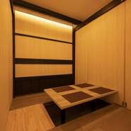 店内は大小合わせて9つの個室から成り、少人数でも個室に案内されるので、ゆったりと落ち着いて会話と食事を楽しめます。1名でも個室を利用できるのが嬉しいポイントです。