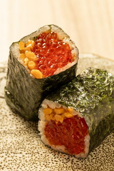 年代問わず好まれる寿司や一品料理で、家族連れにも人気