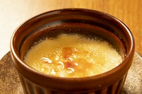 バニラの香りが効いた、シンプルなミルクプリン。
養鶏場直送の「真っ赤卵(マッカラン)」というブランド卵の卵黄を豪快に入れたニュースタイルプリン。
コクと旨みを楽しめます。