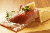 倉石牛のスライスをお寿司にしました。
シンプルで美味い。わさびはたっぷりで。