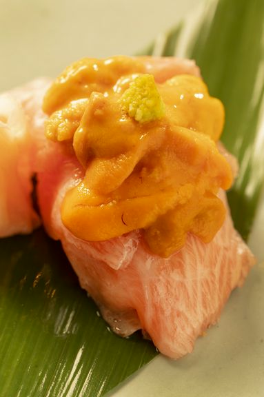 中トロうにのせにぎり1貫