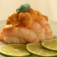 みんなが大好きな甘エビの握りの上にうにを乗せたオリジナル商品。
エビの量もすごいがウニはもっとすごい。