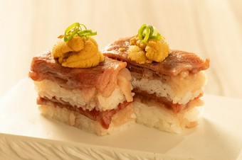 『倉石牛＆倉石牛　生ウニのせ』2貫