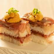 青森県が誇るブランド黒毛和牛「倉石牛」を二段に重ね、さらに生ウニをのせました。甘くとろけるふたつの特選素材のコラボレーションに陶然とする、究極の二段バッテラ。ぜひ体験して欲しい逸品です。