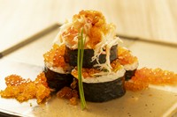 升のお寿司に厳選されたネタを盛り込んだ升寿司海宝てんこ盛り。海の恵を楽しめる贅沢な一品。