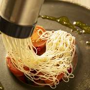 糖度の高いフルーツトマトを使用。
モンブランマシンで蔵王のクリームチーズを上から絞ってパフォーマンスします。
トマトとチーズのマリアージュが完成します。