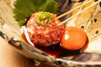 シンプルが一番うまい。炙った倉石牛をたくさんの薬味で楽しめるユニークな盛り付けの一品。