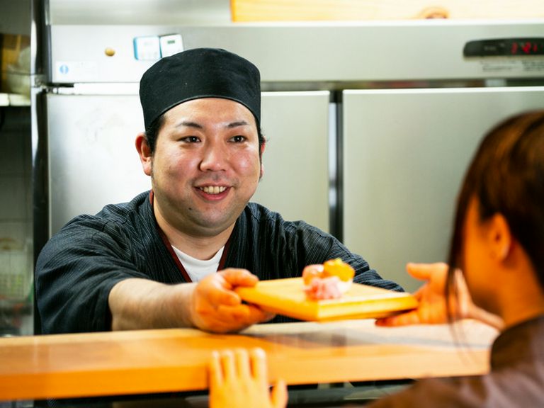 時にはテーブルまで料理を運び、各部屋のゲストに気配り