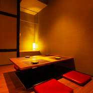 "安くて旨い居酒屋"の多くは活気があり賑やか。そんな店で大いに楽しむのもいいですが、「ときには静かに過ごしたい」というとき、【鮨と地酒　地雷也】の個室がおすすめです。　