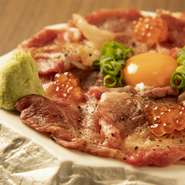 黒毛和牛らしい上質な旨みのなかに青森の雄大な自然の中で育った野趣も感じさせる「倉石牛」をはじめ、「帆立」や「長芋」「にんにく」など、【地雷也】では郷土の美食を満喫できます。