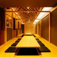 5つの個室は連結することができ、最少2名から最大80名まで、人数に応じたスペースを用意できます。飲み放題付き5000円などの宴会コース料理とともに事前の予約をオススメします。　