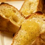 ハチの巣そのままバターハニートースト