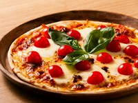 クリスピータイプの生地にたっぷりのトマト、モッツァレラチーズをトッピングしたマルゲリータピザ。
チーズの量は妥協しません。本当に美味しいパーティフード。